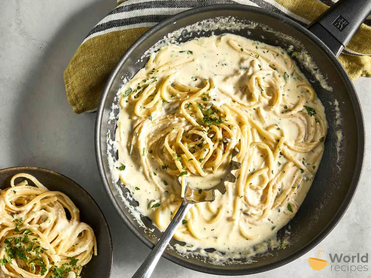 Paprastas baltas Alfredo padažas makaronams su grietinėle ir parmezano sūriu