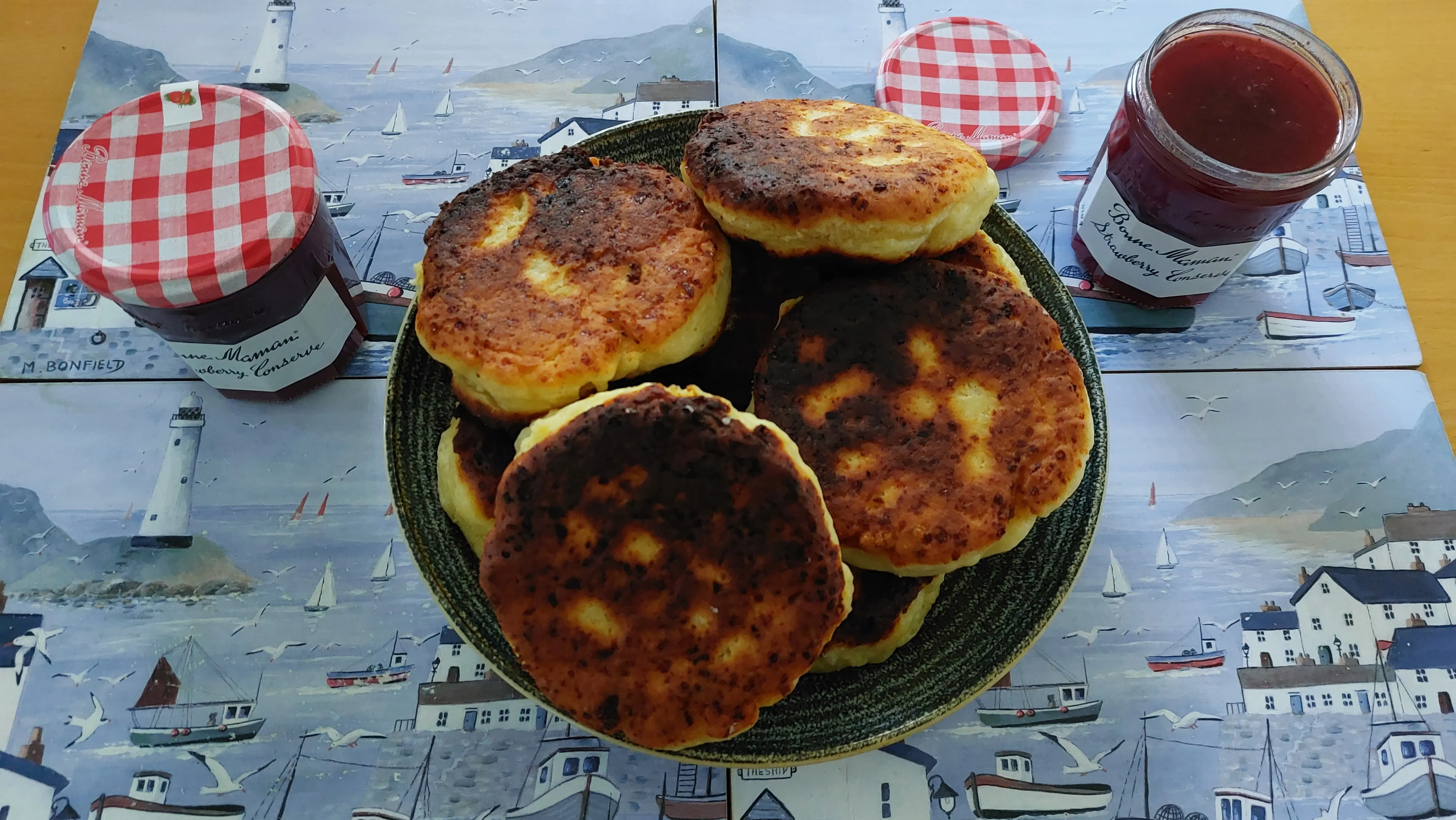 Močiutės senoviniai minkšti, purūs tikri kepti varškėčiai keptuvėje su grietine
