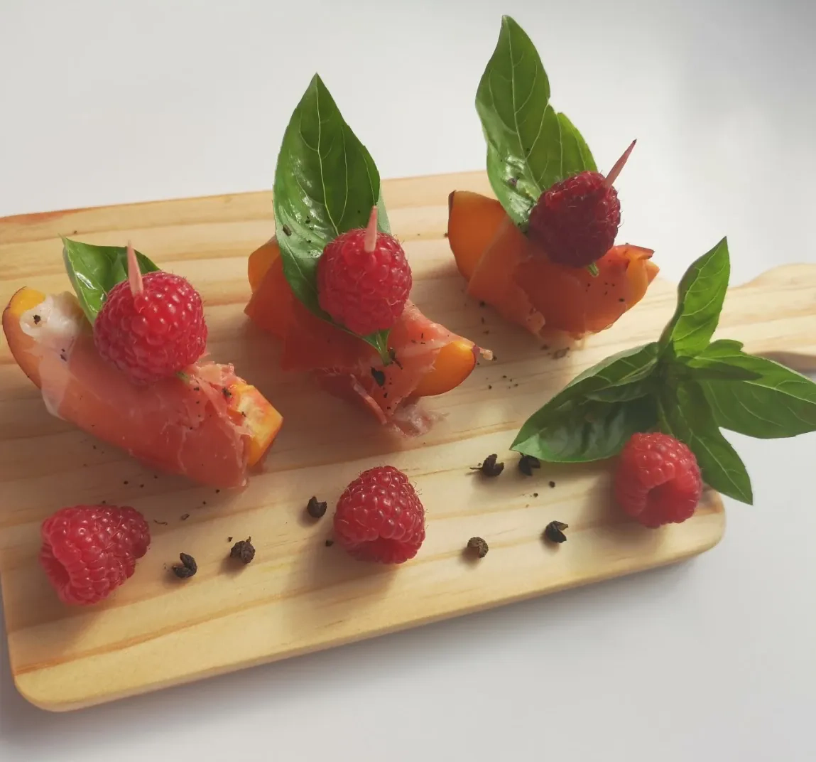 Persikų ir vytinto kumpio užkandis