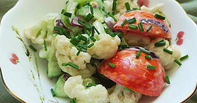 Žiedinių kopūstų (kalafiorų) salotos su pomidorais, agurkais ir mėlynaisiais svogūnais