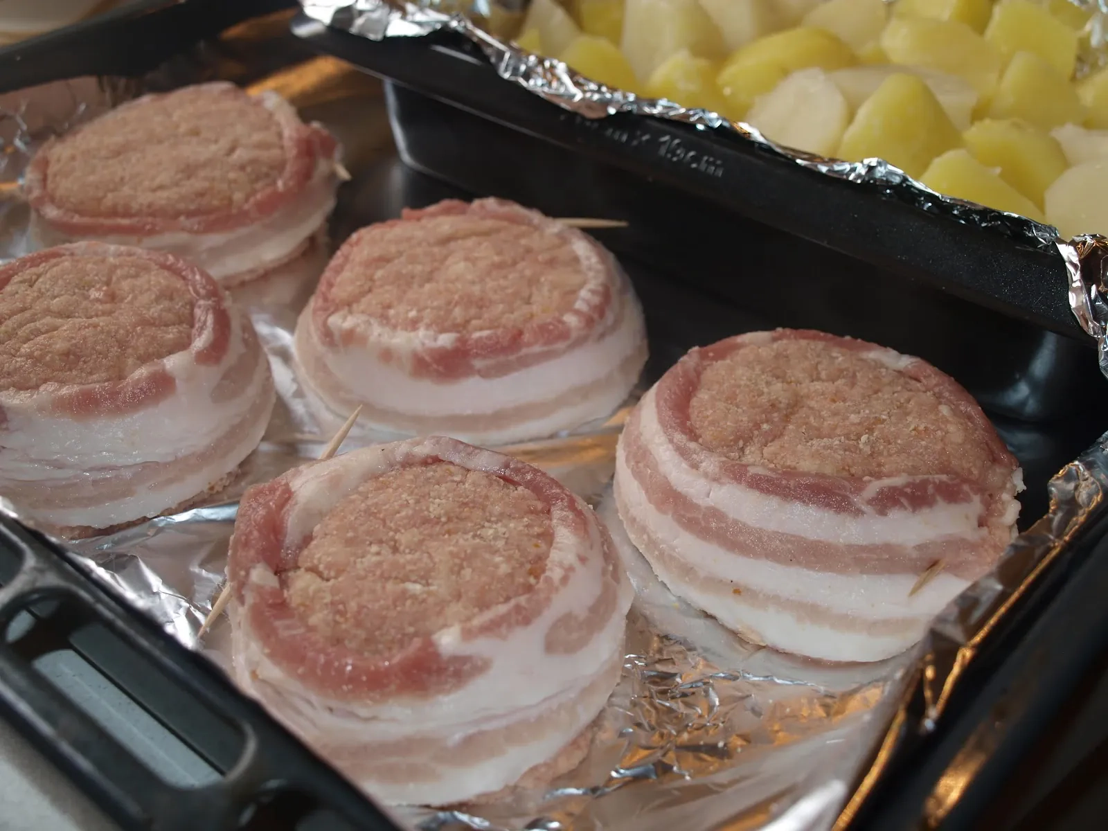 Maltos mėsos kotletai su šonine ir džiūvėsėliais, kepti orkaitėje