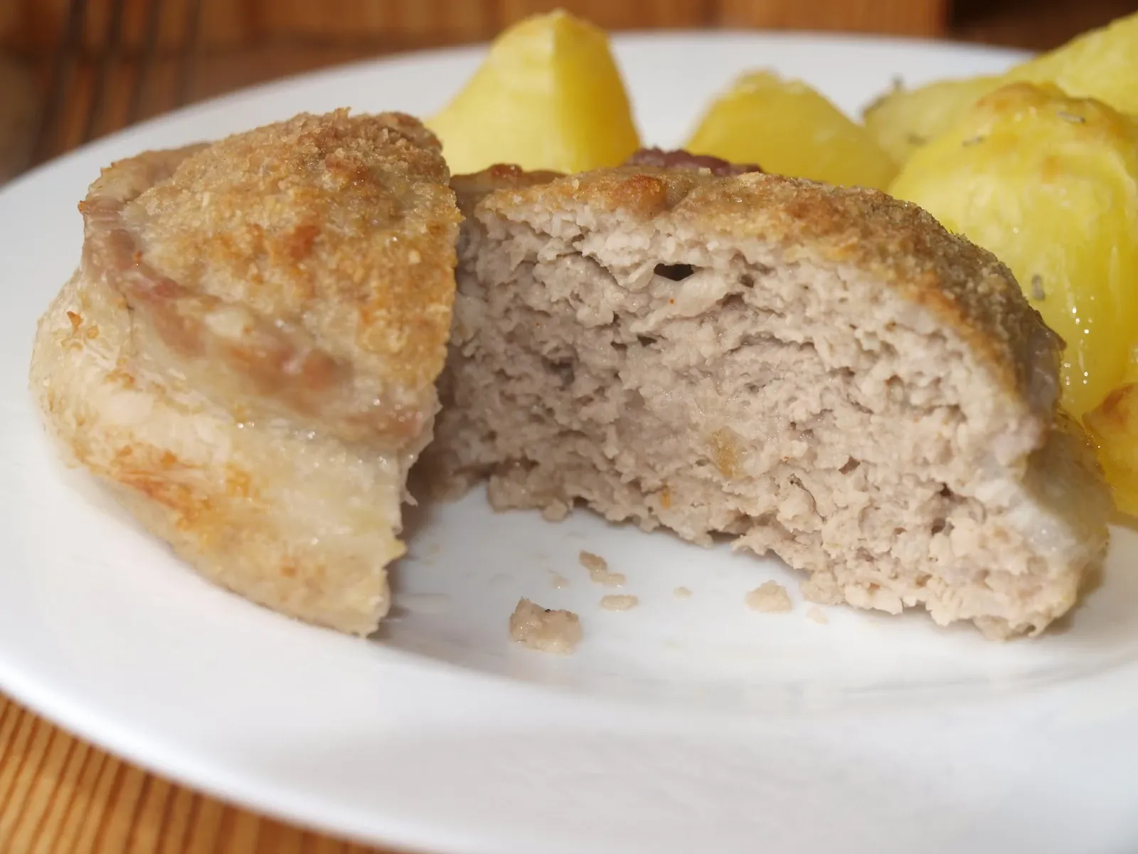 Maltos mėsos kotletai su šonine ir džiūvėsėliais, kepti orkaitėje