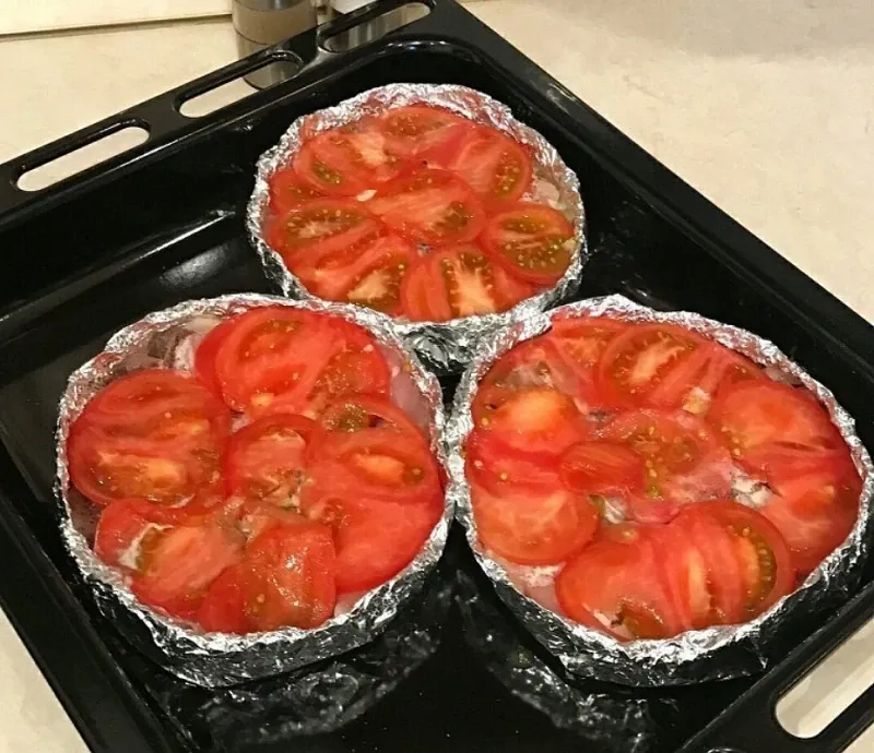 Vištienos užkepėlė folijoje "Siurprizas" su bulvėmis, daržovėmis ir sūriu