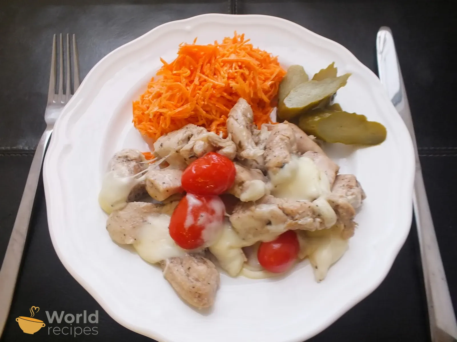 Itališka vištiena - chicken Pizzaiola su mocarelos sūriu ir vyšniniais pomidorais, kepta keptuvėje