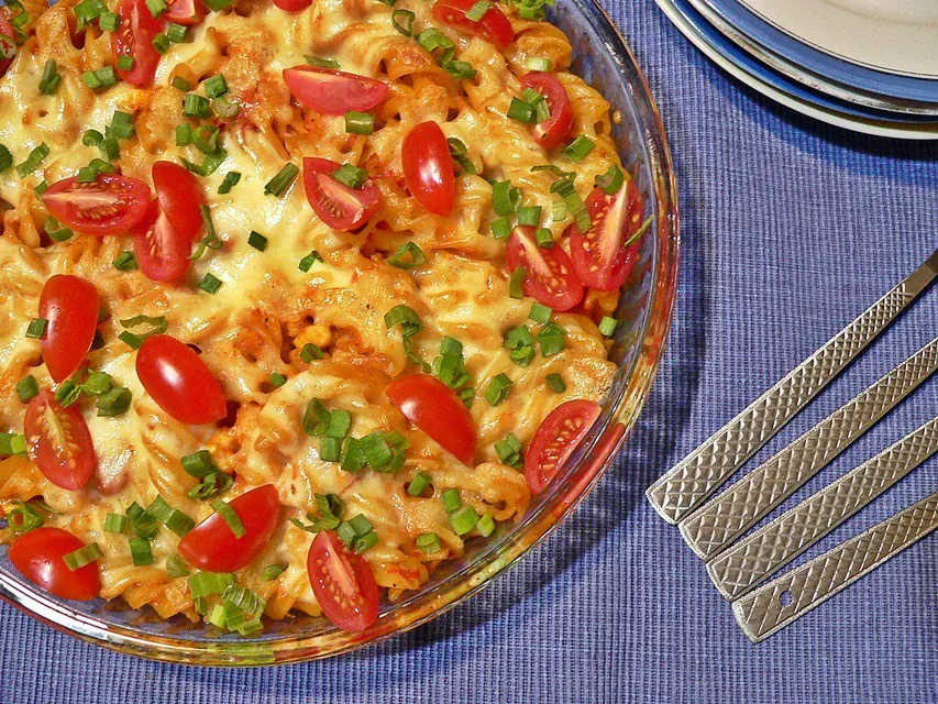 Makaronų apkepas su vištiena, grietinėle, daržovėmis ir sūriu