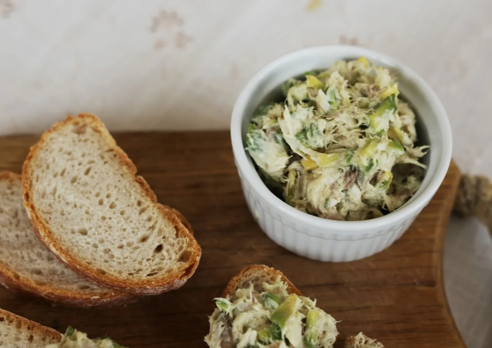 Karšto rūkymo skumbrės ir avokadų užtepėlė su majonezu