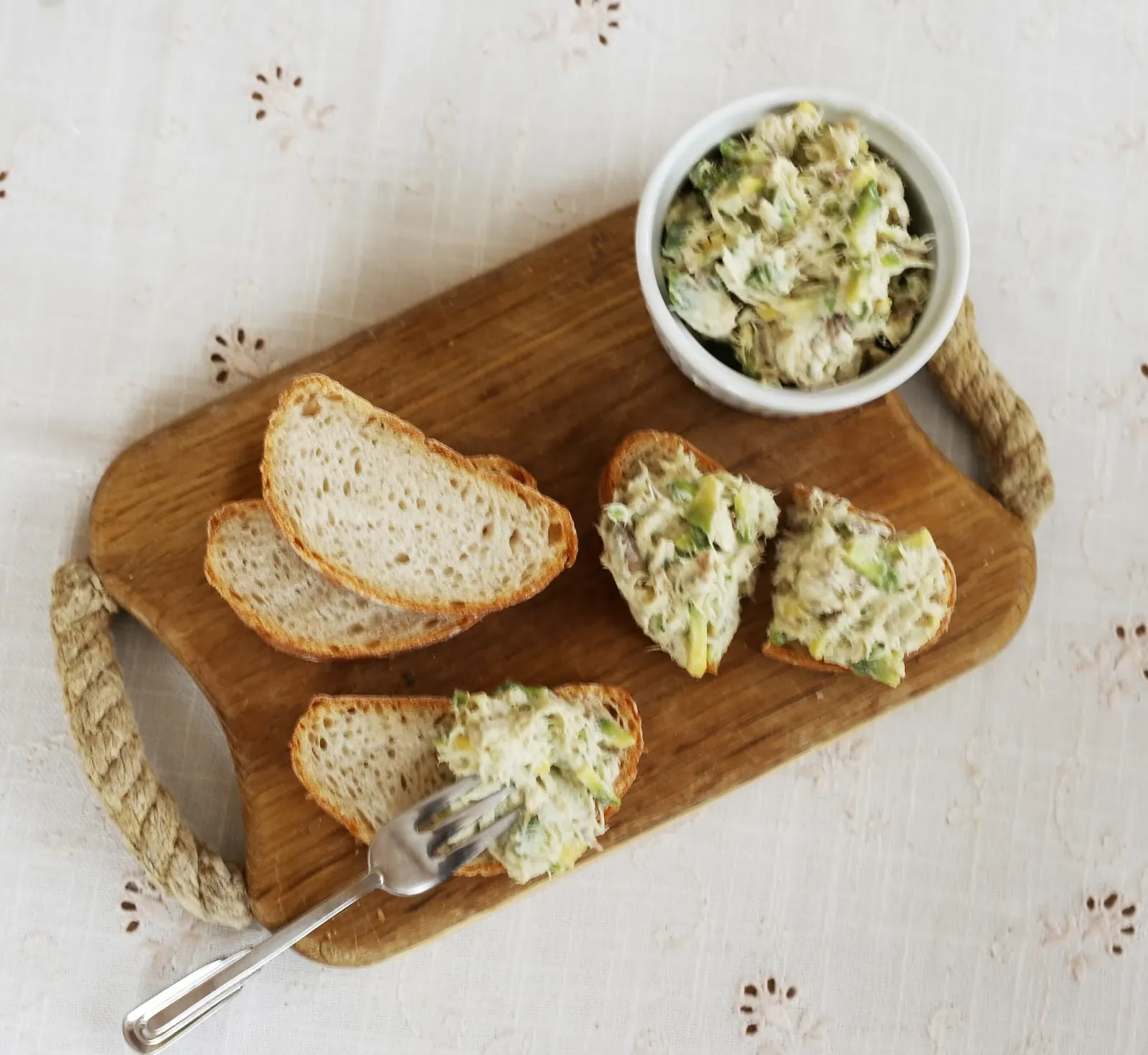 Karšto rūkymo skumbrės ir avokadų užtepėlė su majonezu