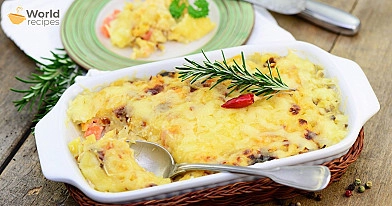 Bulvių užkepėlė su vištiena, paprikomis, grietinėle ir mocarelos sūriu