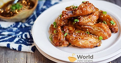 Lipnūs vištienos sparneliai su krakmolu, teriyaki ir saldžiarūgščiais padažais