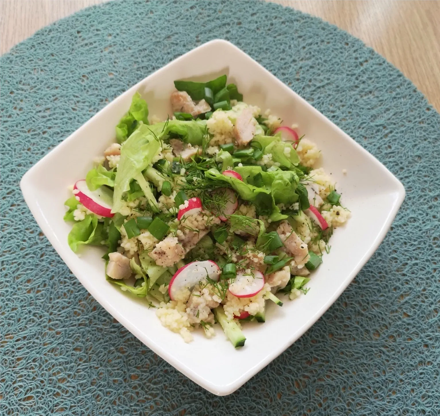 Salotos su kuskusu, agurkais, špinatais, ridikėliais ir vištiena