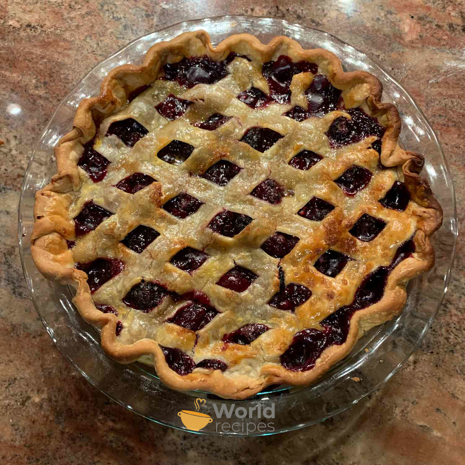 Linco pyragas su uogiene ir tešlos grotelėmis