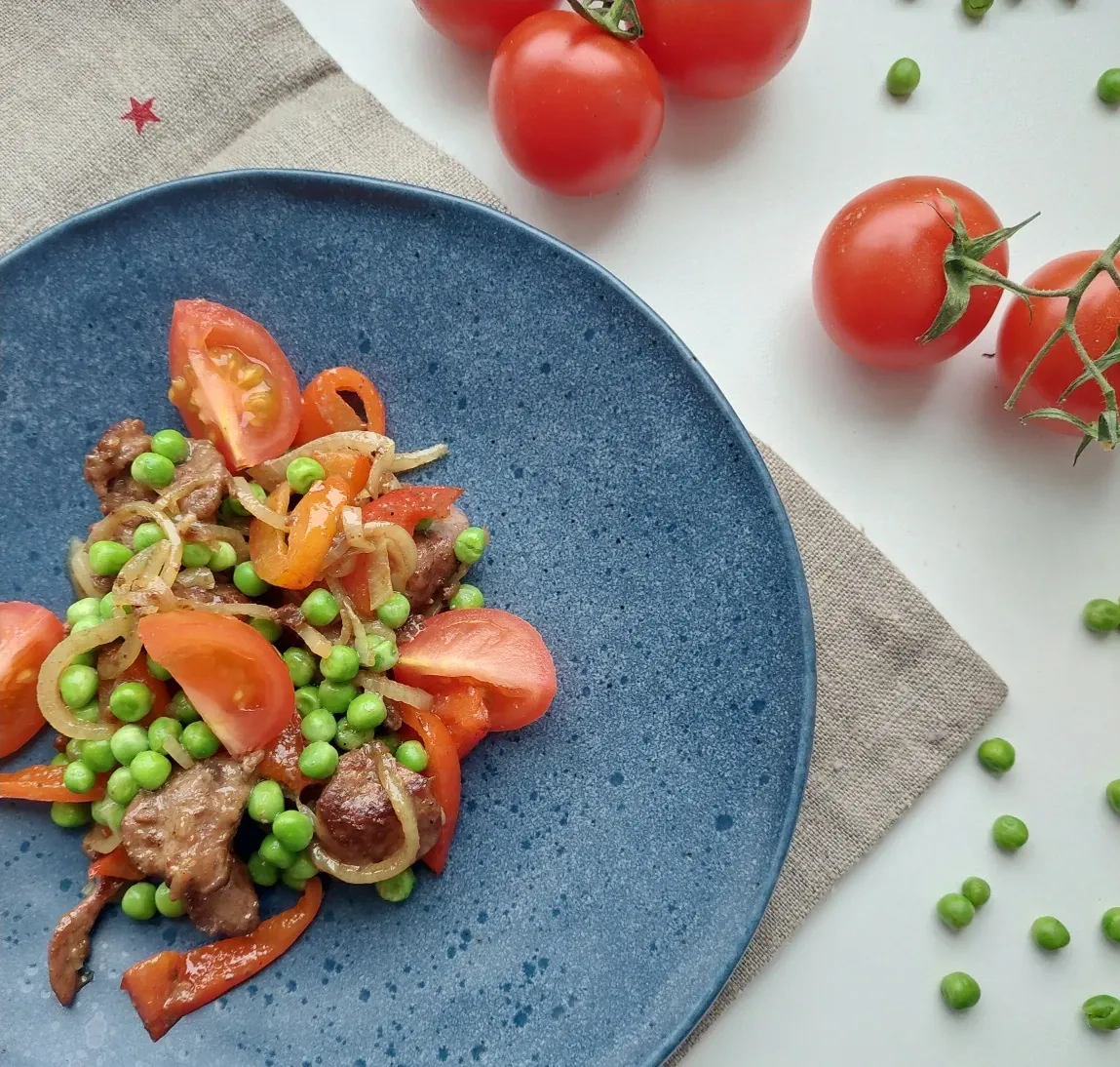 Šiltos vištienos kepenėlių salotos su pomidorais, žirneliais ir paprikomis