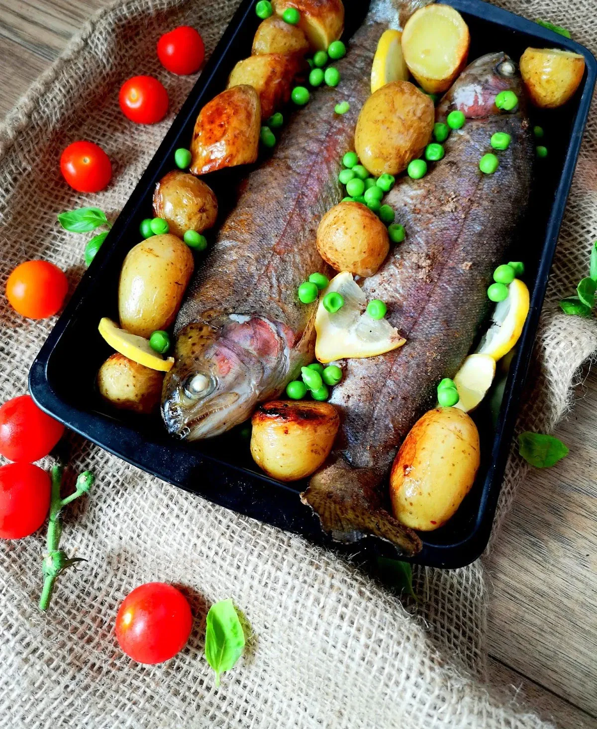 Orkaitėje keptas upėtakis su bulvėmis, šonine ir žirneliais