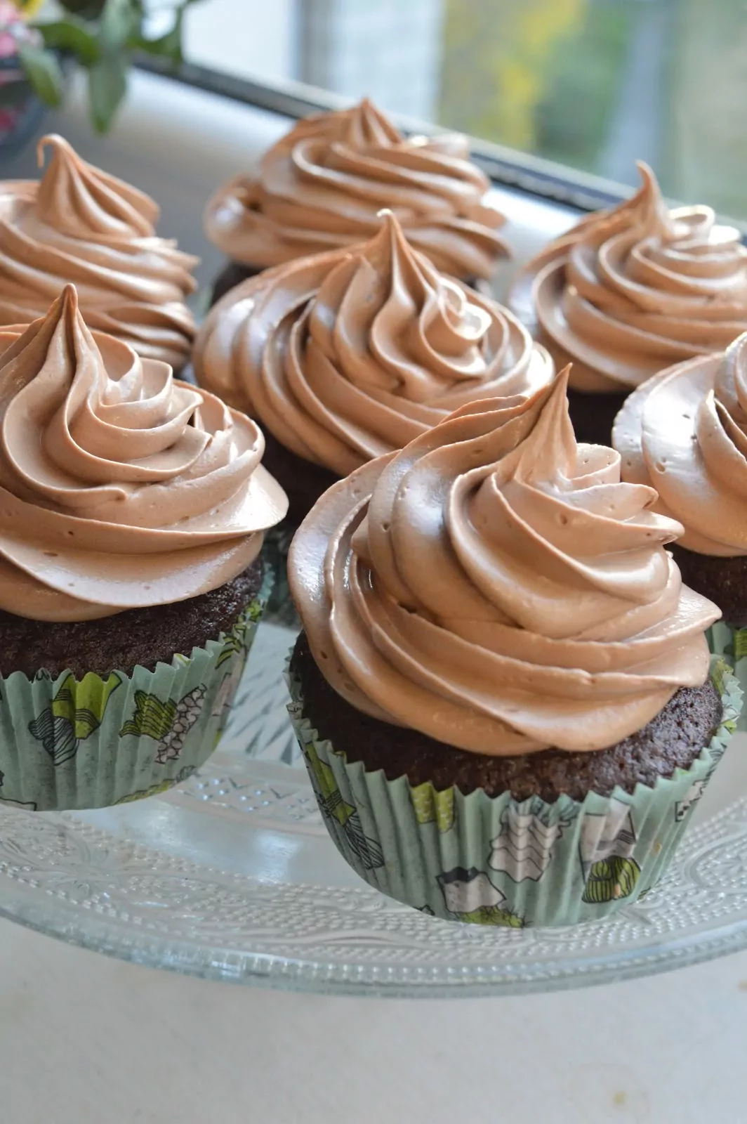 Klasikiniai šokoladiniai keksiukai su šokoladiniu morenginiu kremu