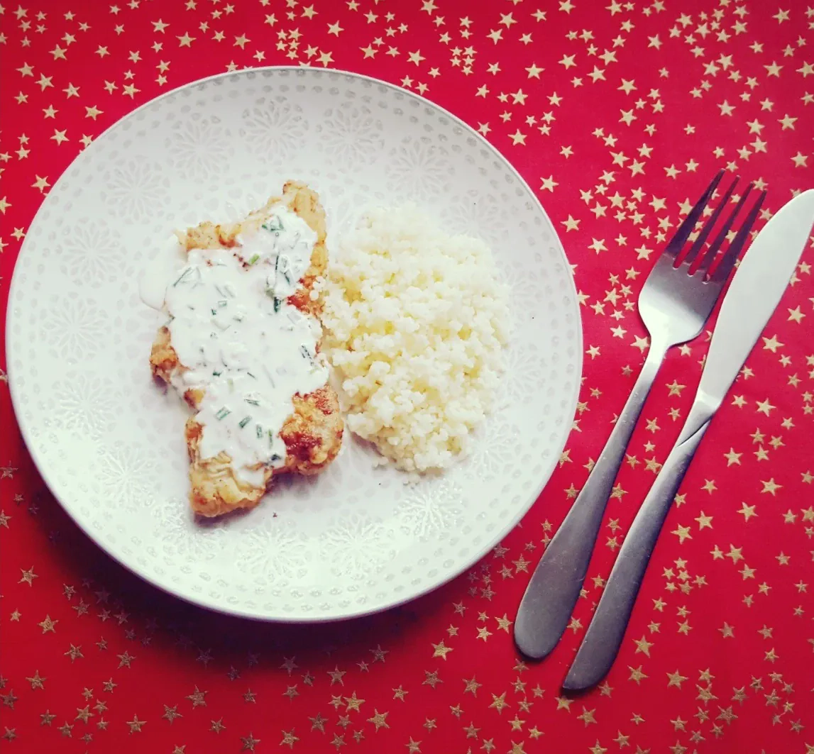 Keptuvėje keptas kiaulienos nugarinės kepsnys su feta sūrio padažu