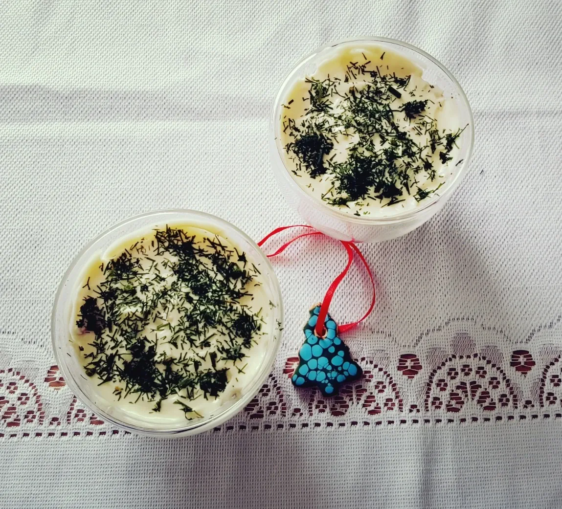 Soti sluoksniuota žuvies mišrainė su pekino kopūstais, pomidorais ir svogūnais