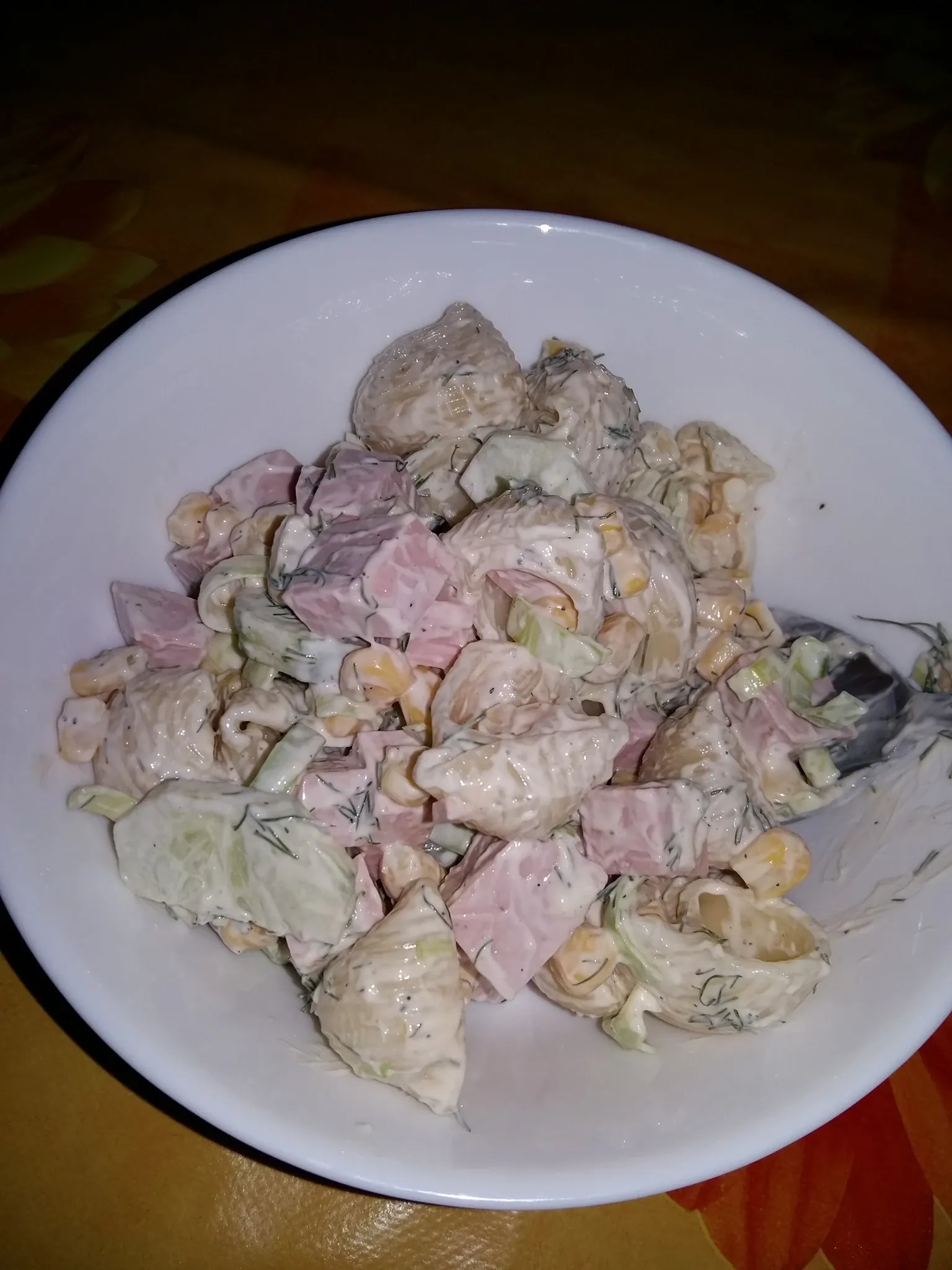 Makaronų mišrainė su dešra, konservuotais žirneliais ir svogūnais