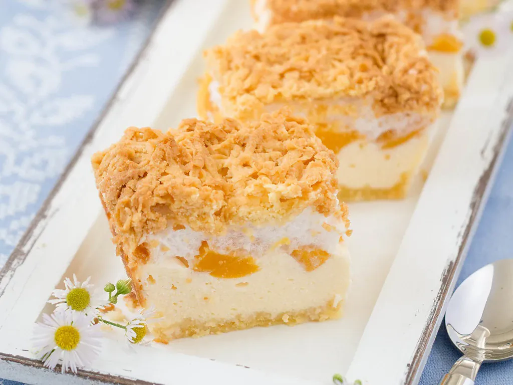 Pyragas su varške ir konservuotais persikais