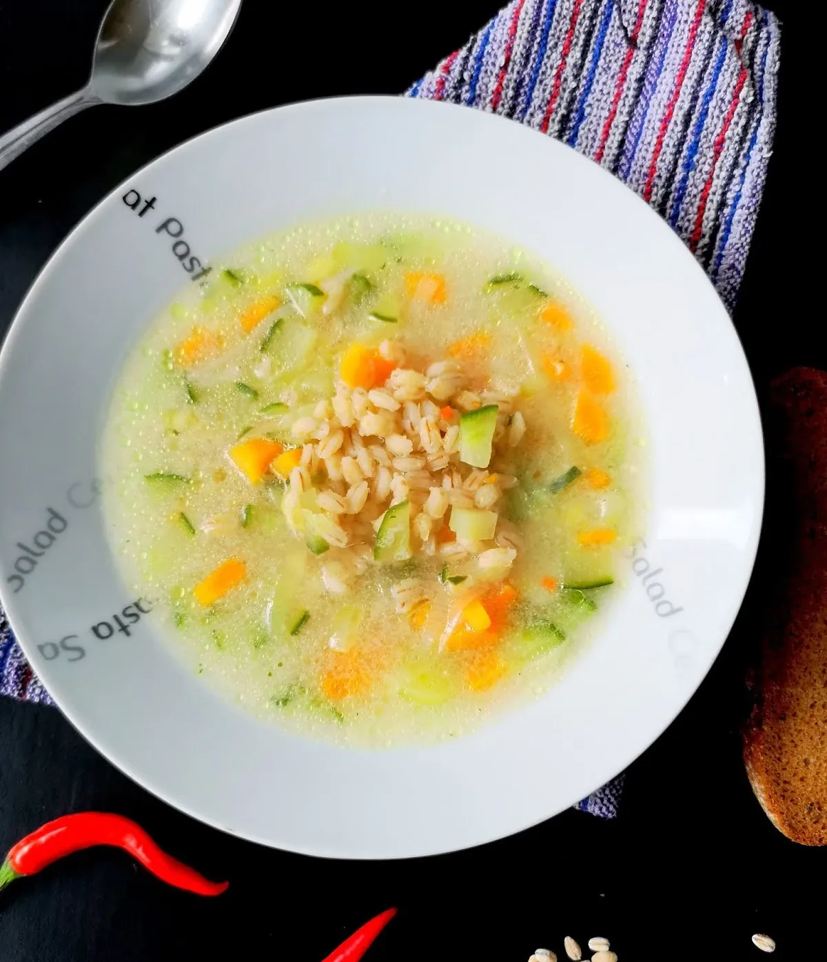 Šviežių agurkų sriuba su perlinėmis kruopomis, morkomis ir lydytu sūreliu