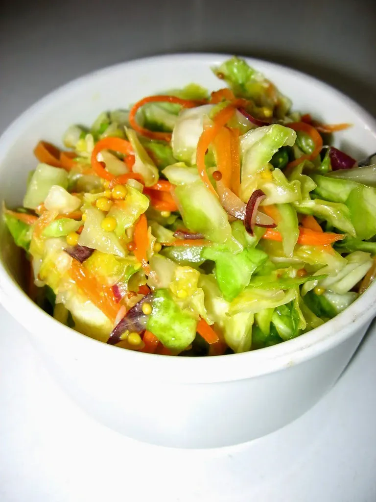 Šviežių kopūstų salotos su morkomis, raudonaisiais svogūnais ir garstyčių-medaus užpilu