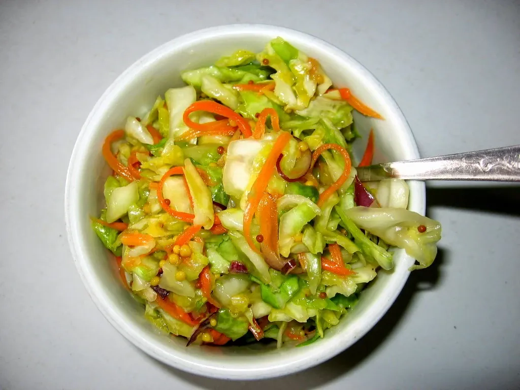 Šviežių kopūstų salotos su morkomis, raudonaisiais svogūnais ir garstyčių-medaus užpilu