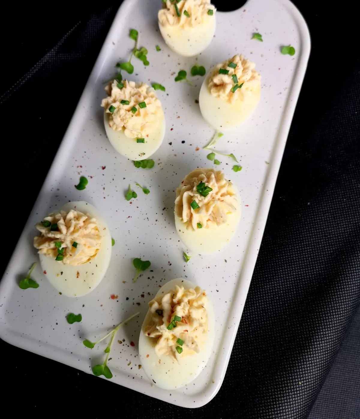 "Velniški" kiaušiniai su vištienos kumpelio įdaru, garstyčiomis ir kreminiu sūriu