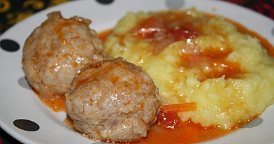 Delikatne domowe klopsiki w sosie pomidorowym