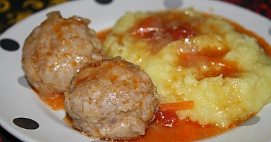 Delikatne domowe klopsiki w sosie pomidorowym