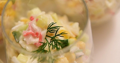 Krabų lazdelių salotos su ananasais, ryžiais, kiaušiniais ir kariu