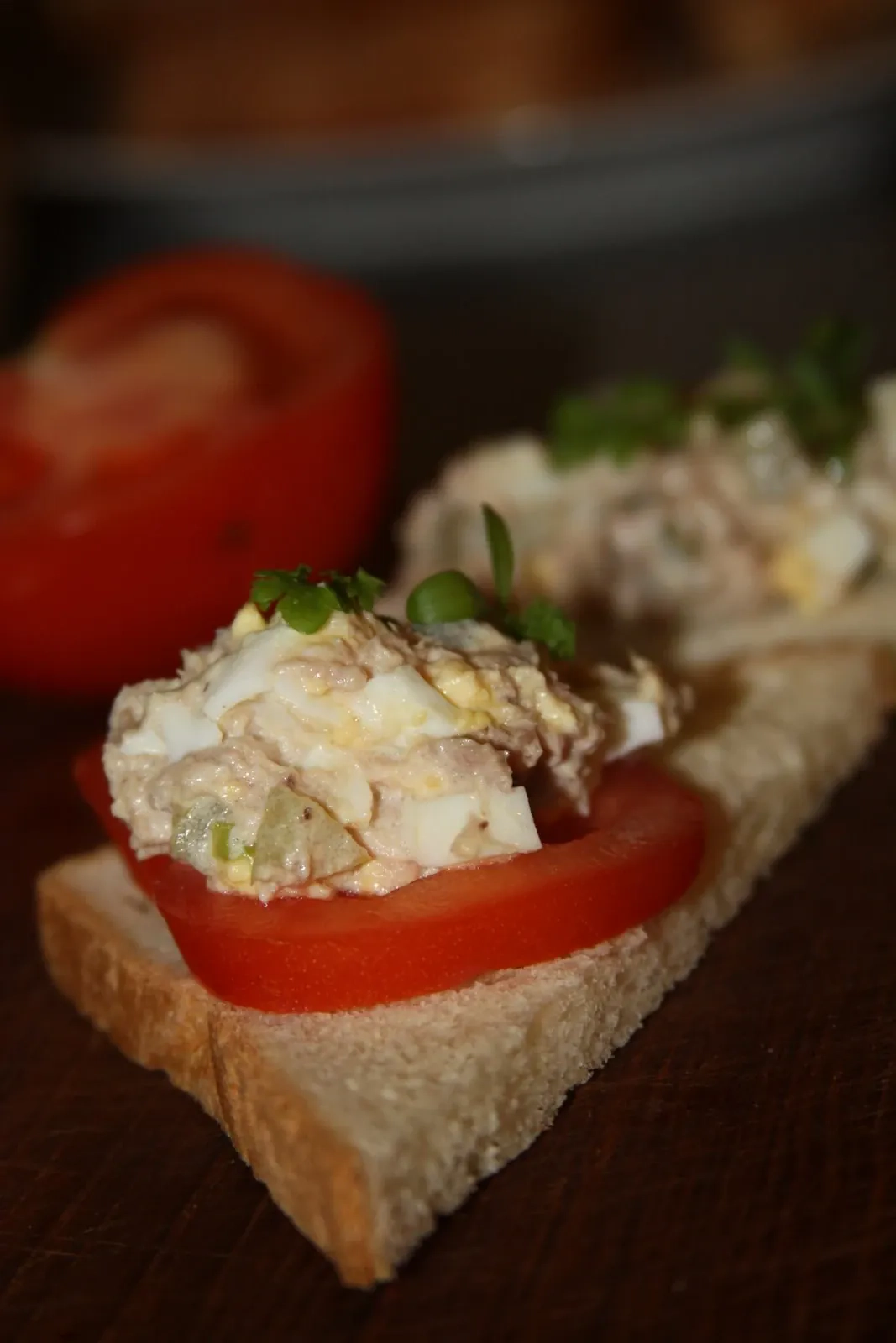 Tuno užtepėlė su kiaušiniu, raugintu agurku ir pomidorais