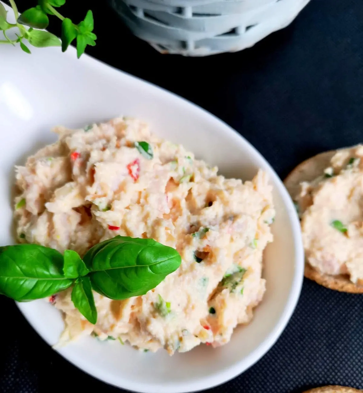 "Velniška" vištienos kumpelio užtepėlė su kreminiu sūriu ir garstyčiomis