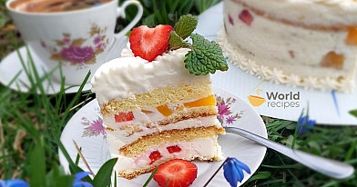 Biskvitinis - jogurtinis tortas su persikais ir braškėmis