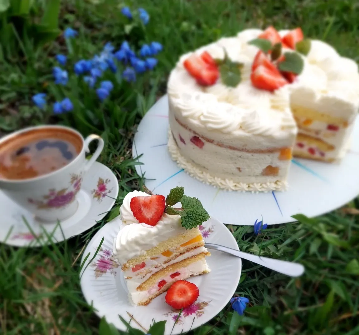 Biskvitinis - jogurtinis tortas su persikais ir braškėmis