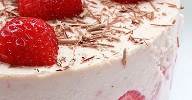 Nekeptas jogurtinis braškių ir bananų tortas, su sausainių pagrindu