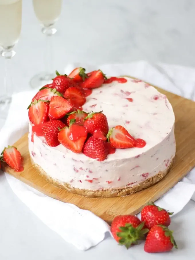 Nekeptas jogurtinis braškių ir bananų tortas, su sausainių pagrindu