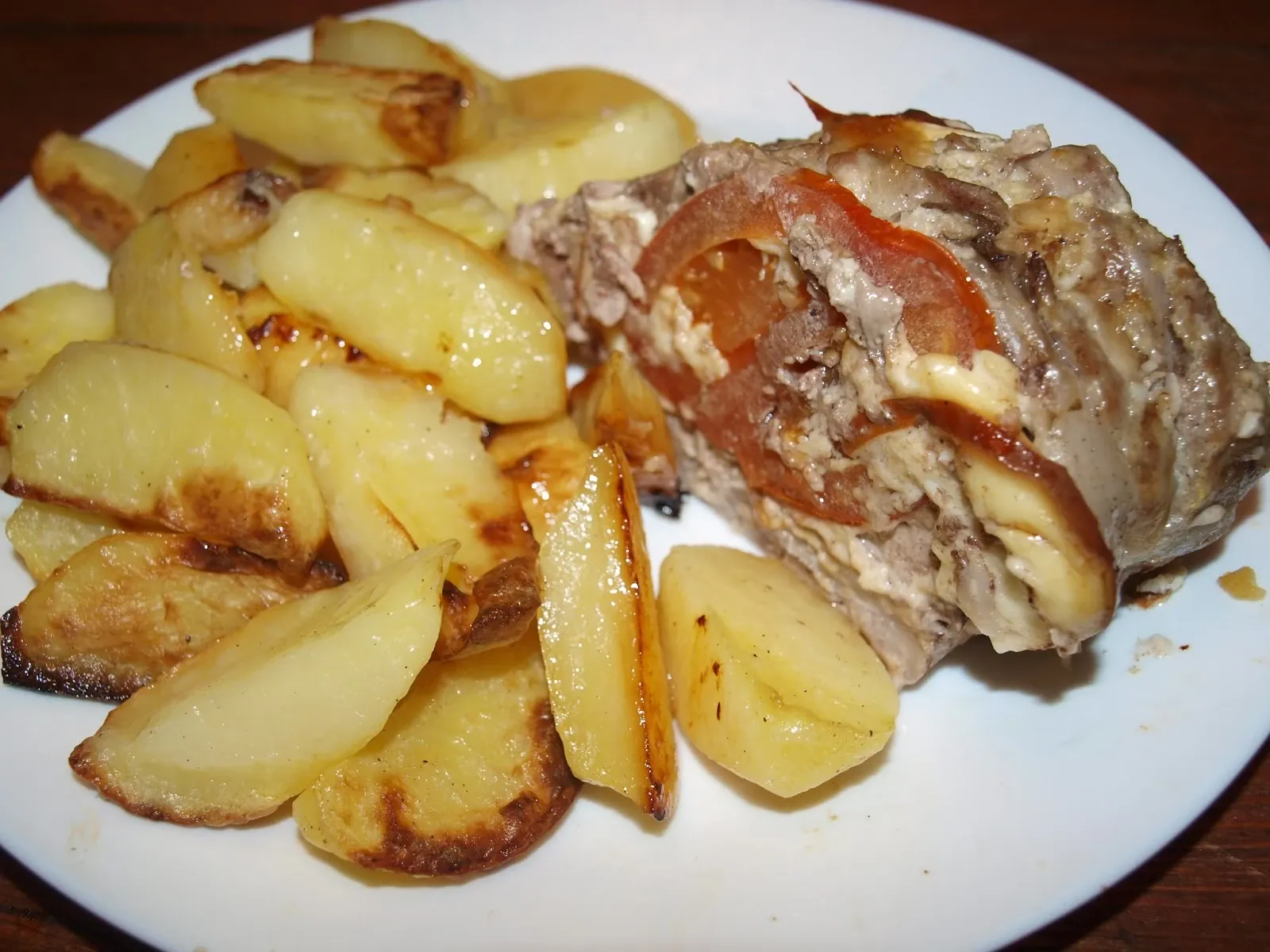 Armonika iš kiaulienos sprandinės, su pomidorais, mocarela ir rūkytu sūriu