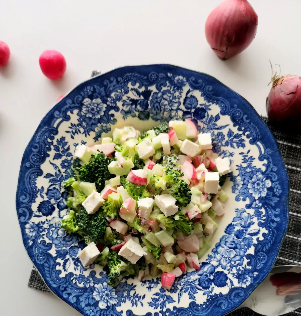 Brokolių, agurkų ir ridikėlių salotos su feta