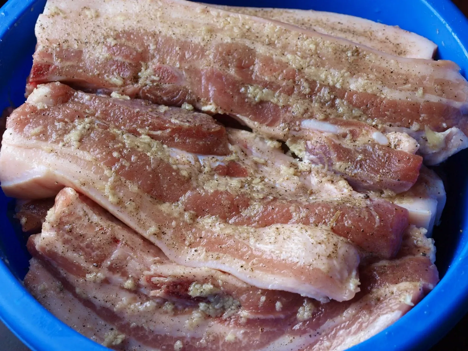 Kepta marinuota šoninė ant laužo arba grilio