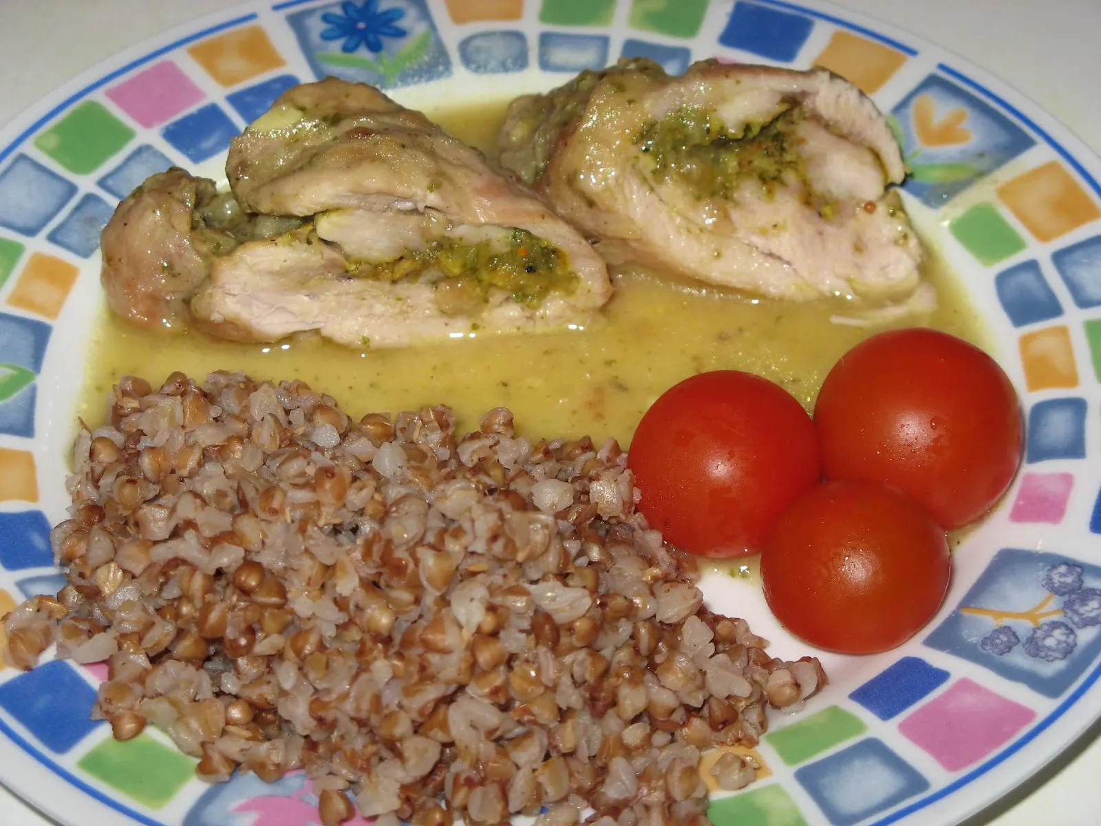 Troškinti vištienos šlaunelių mėsos suktinukai, grietinės padaže