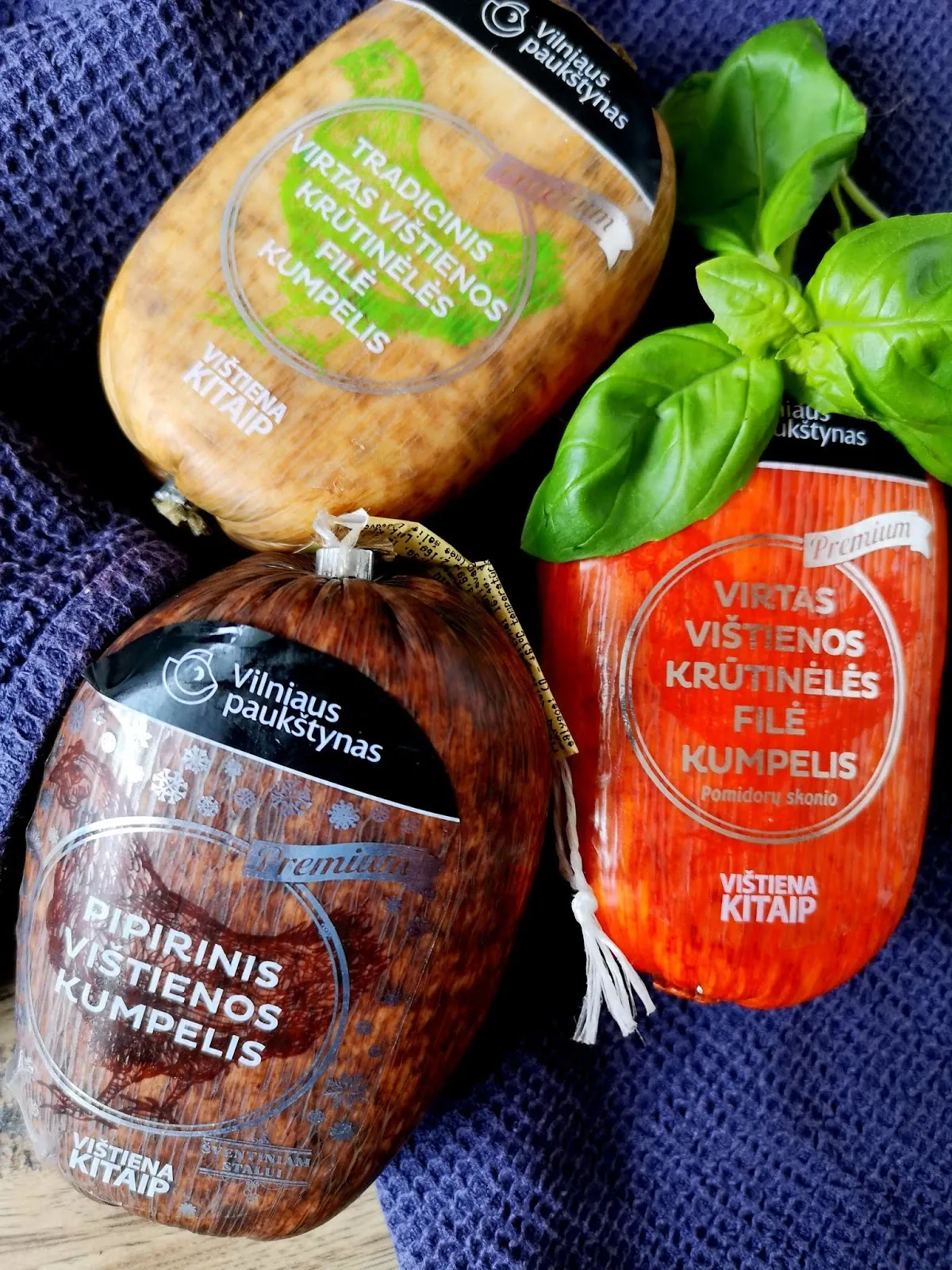 Pikantiškos špinatų, parmezano sūrio ir braškių salotos su vištiena