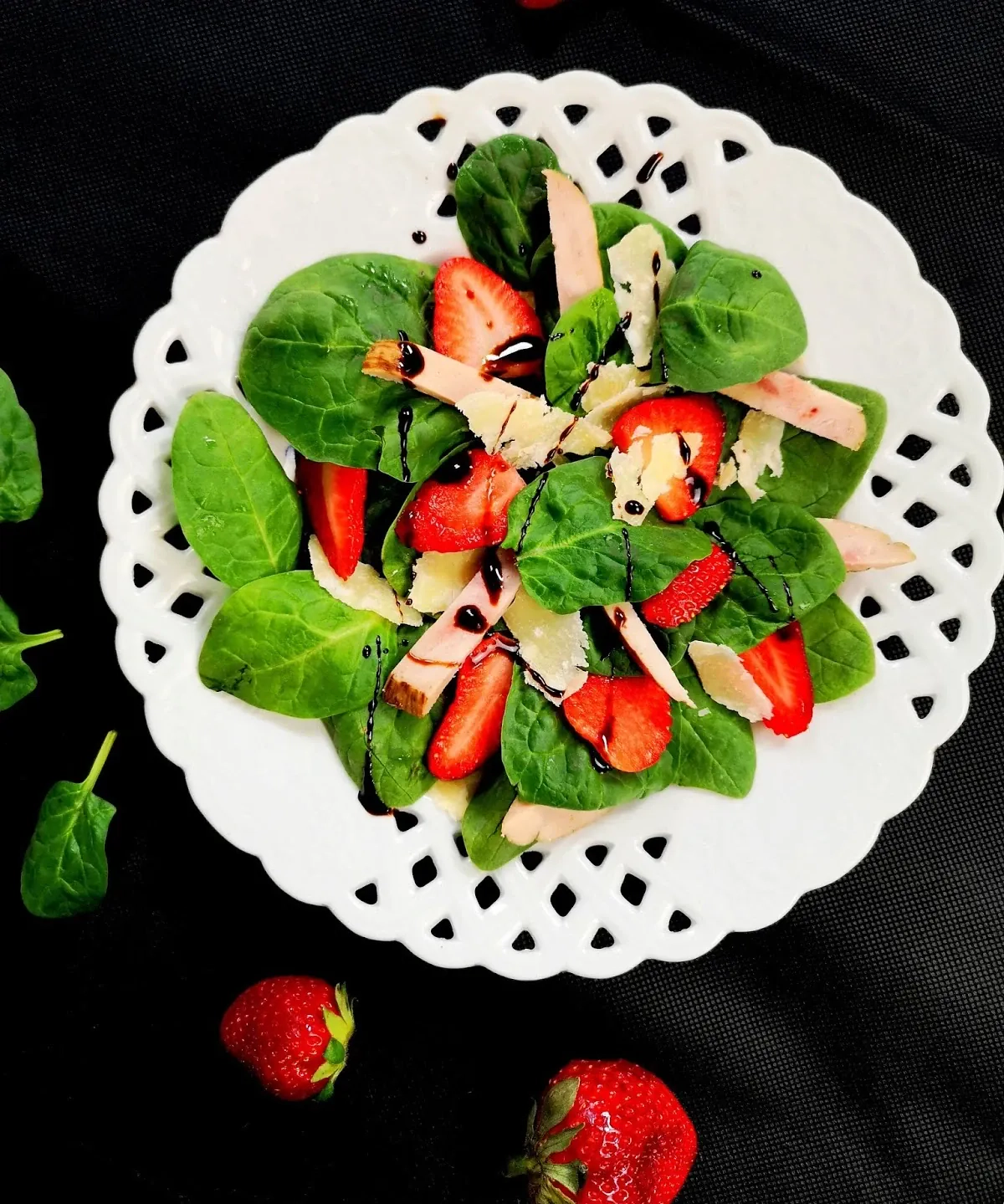 Pikantiškos špinatų, parmezano sūrio ir braškių salotos su vištiena