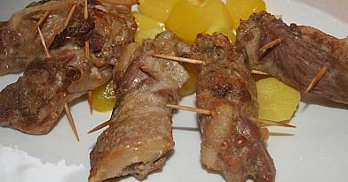 Kiaulienos faršas, įsuktas į šoninę, keptas orkaitėje