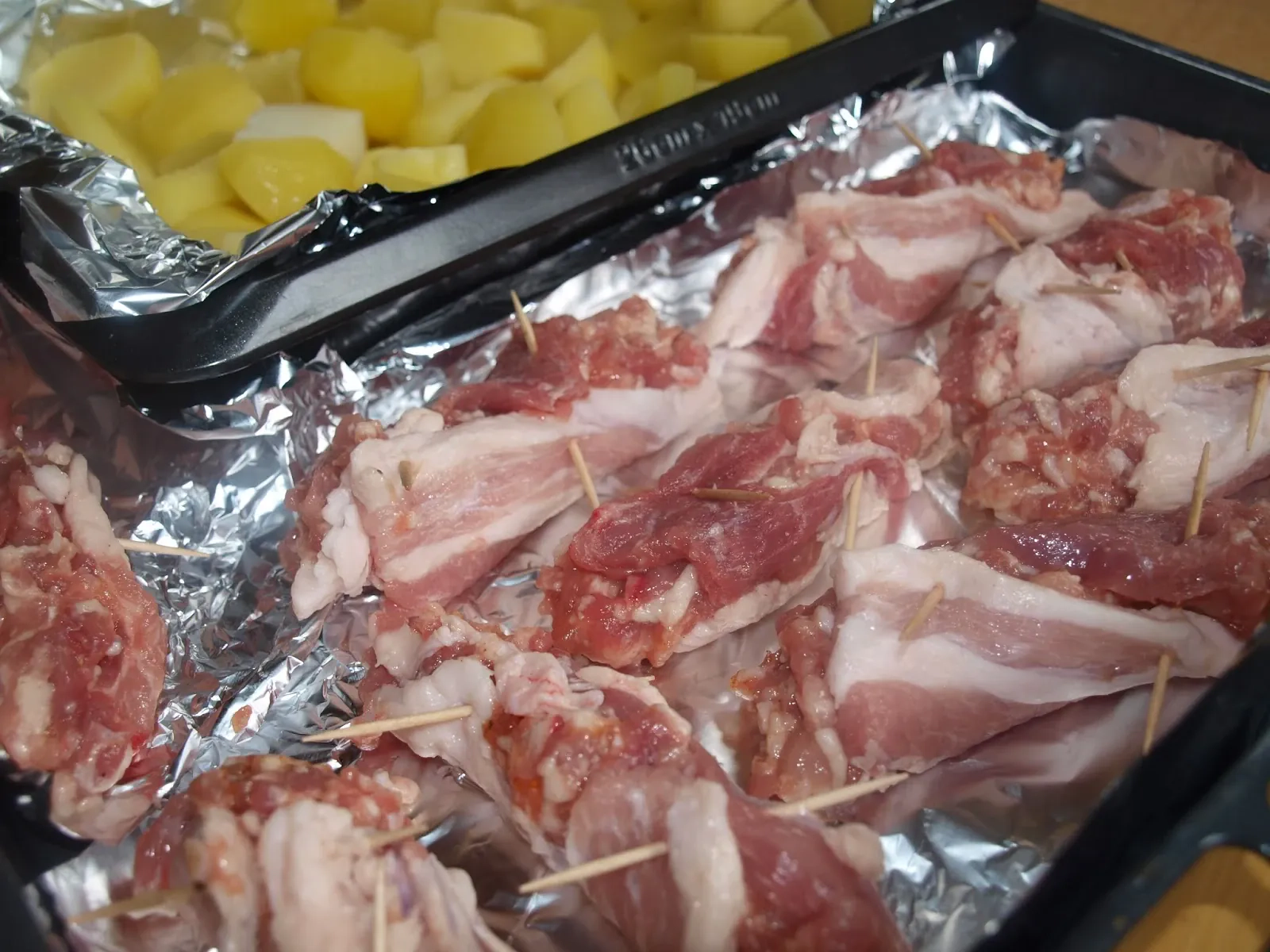 Kiaulienos faršas, įsuktas į šoninę, keptas orkaitėje