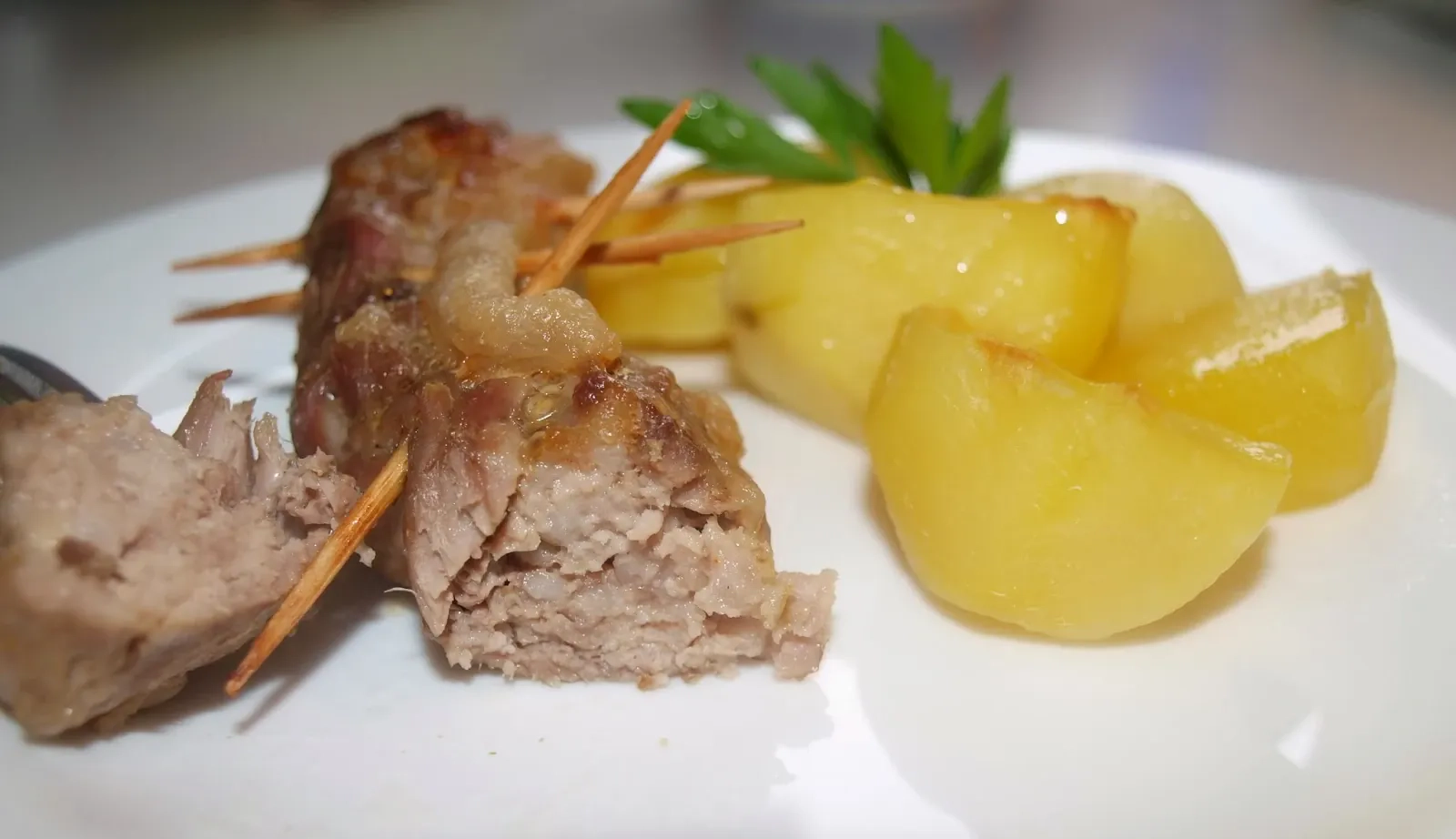 Kiaulienos faršas, įsuktas į šoninę, keptas orkaitėje