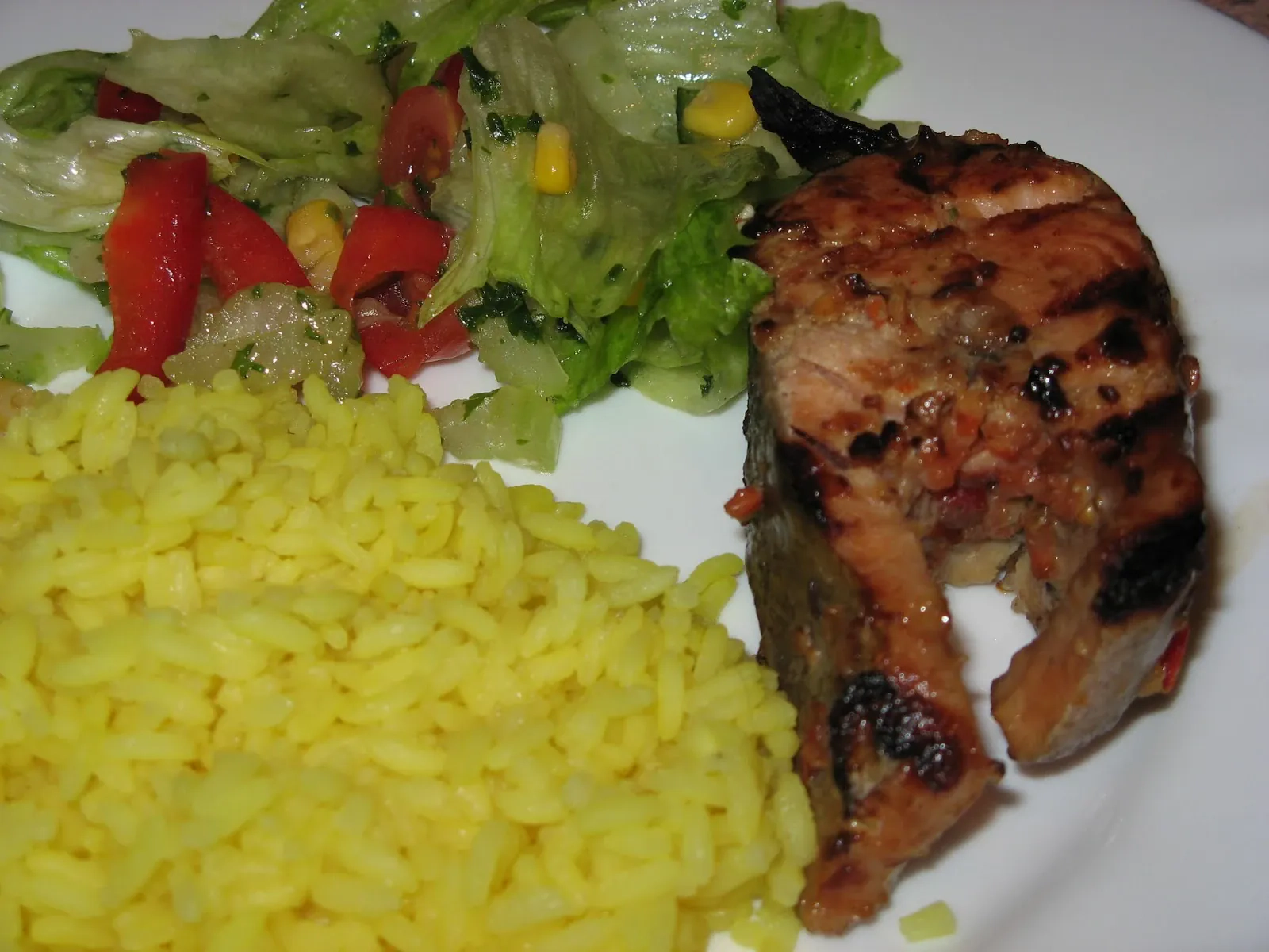 Su medumi ir garstyčiomis marinuotas upėtakis, keptas gabaliukais