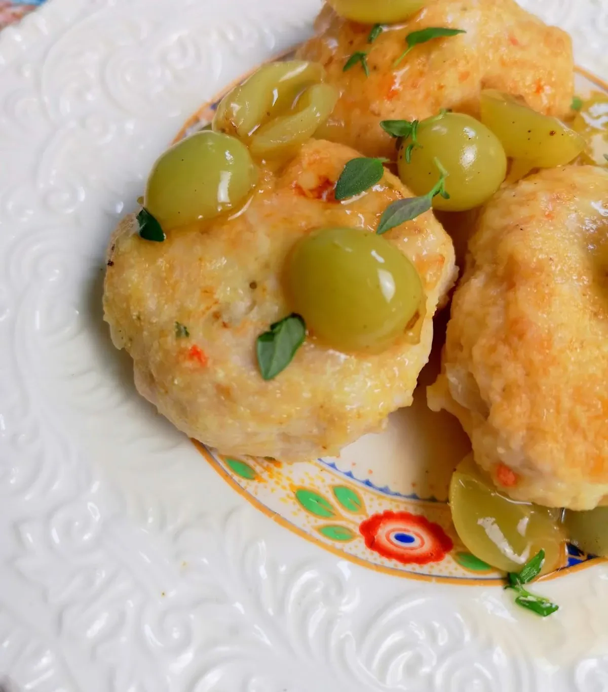 Keptuvėje kepti vištienos kotletai su vynuogėmis