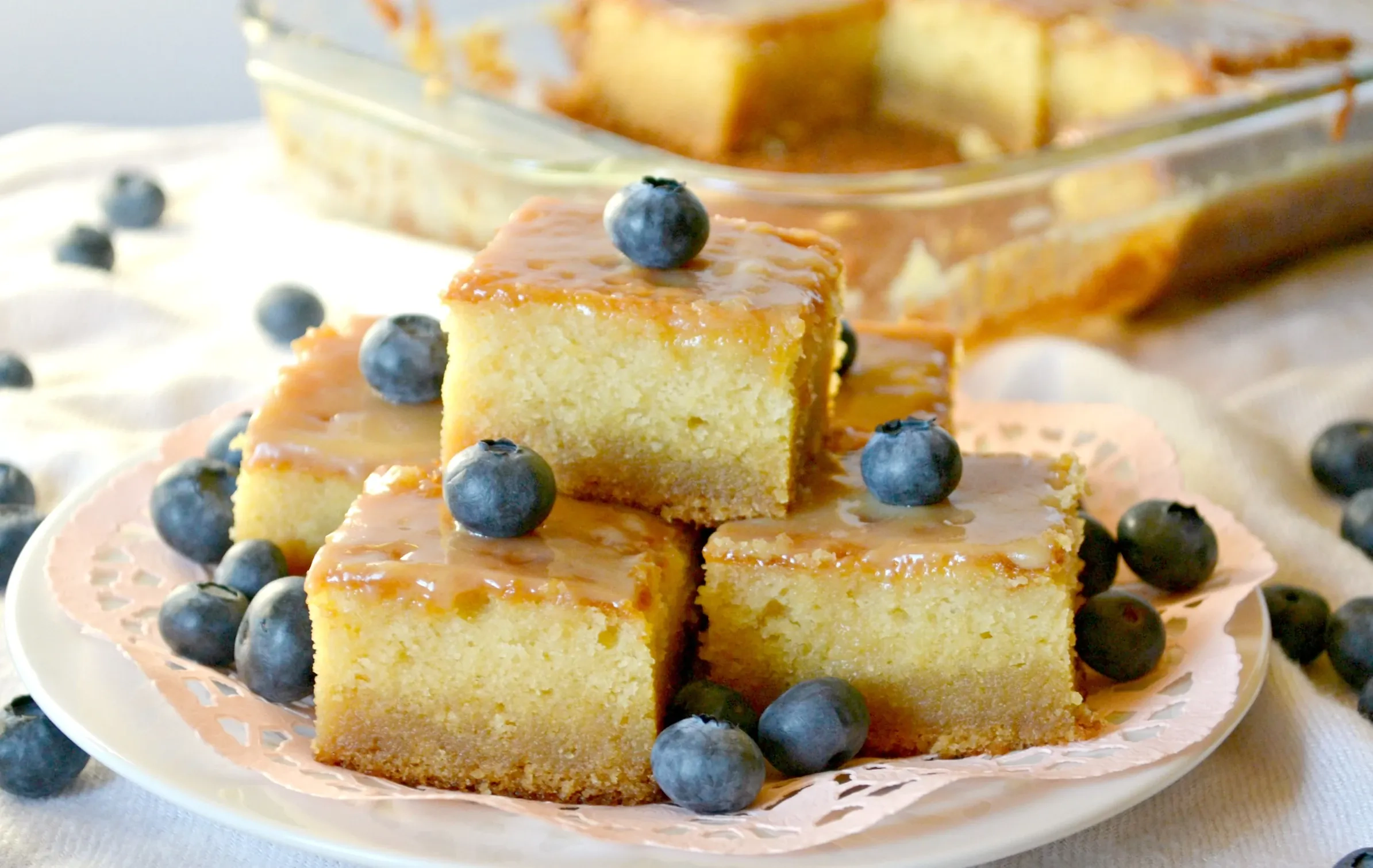 Kondensuoto pieno pyragas su grietine, sviestu ir užpilu