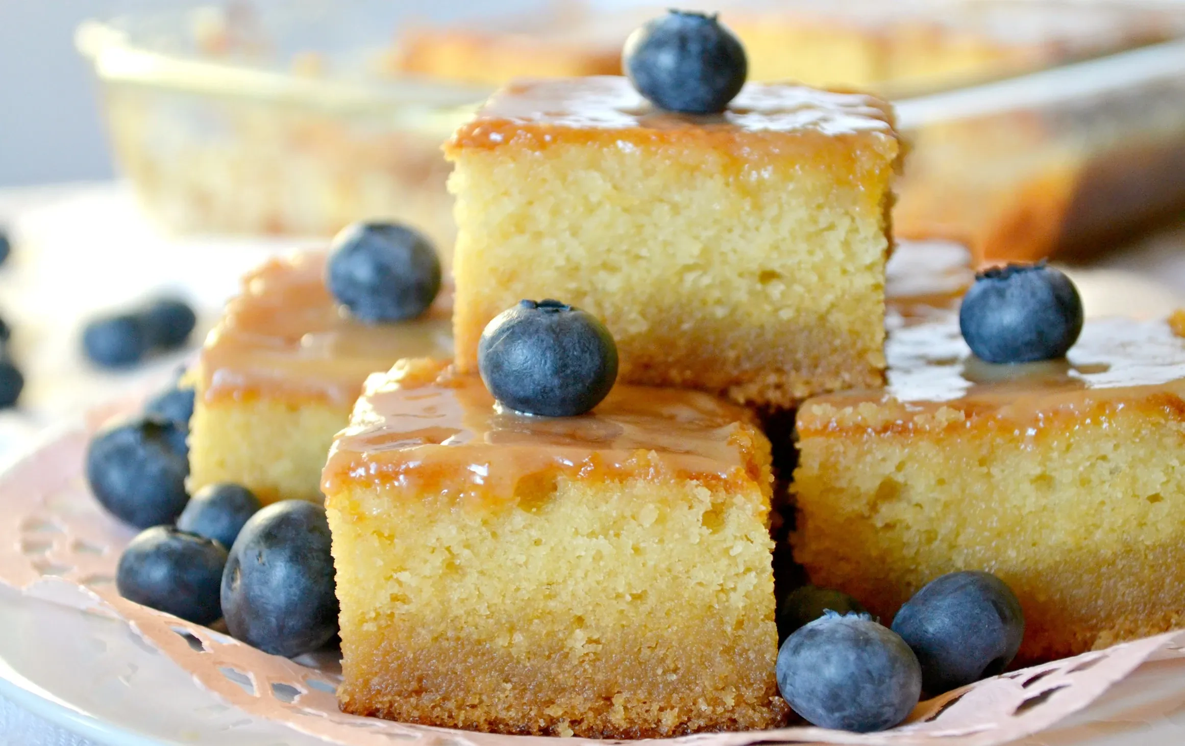Kondensuoto pieno pyragas su grietine, sviestu ir užpilu
