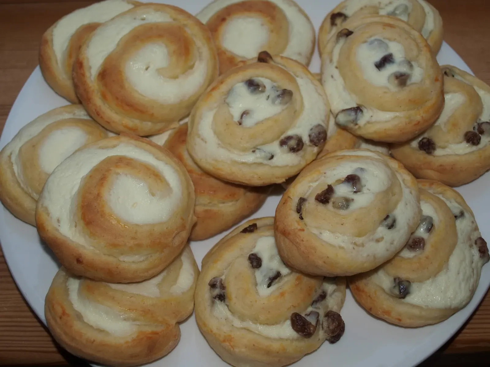 Mielinės bandelės su varške ir razinomis