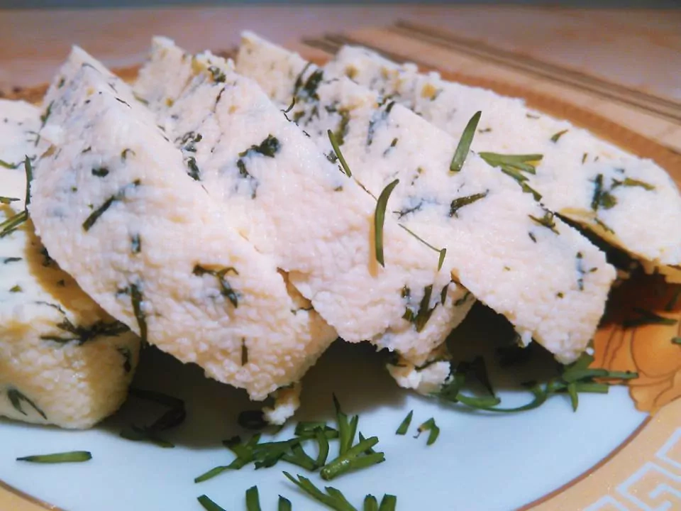 Domowy ser Adyghe z ziołami zgodnie z dietą Dukana